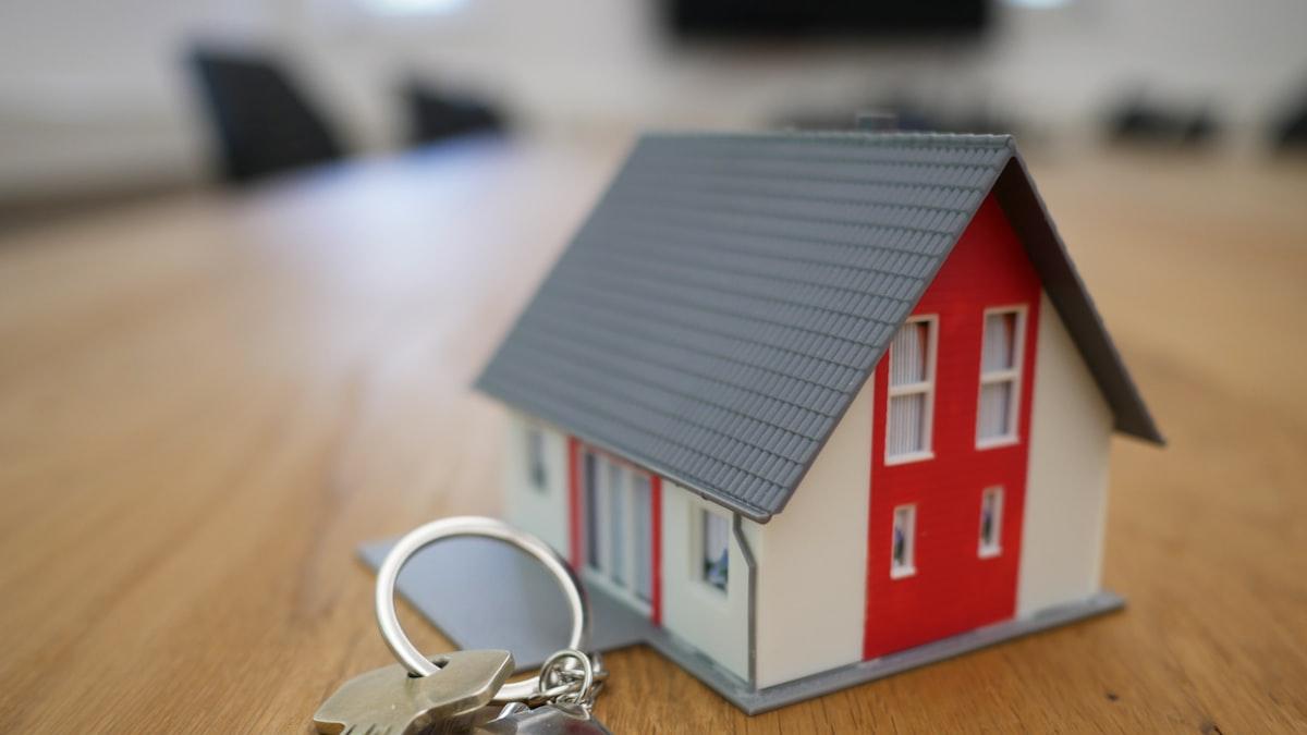 Home financing and house keys, representing subsidised construction loan schemes