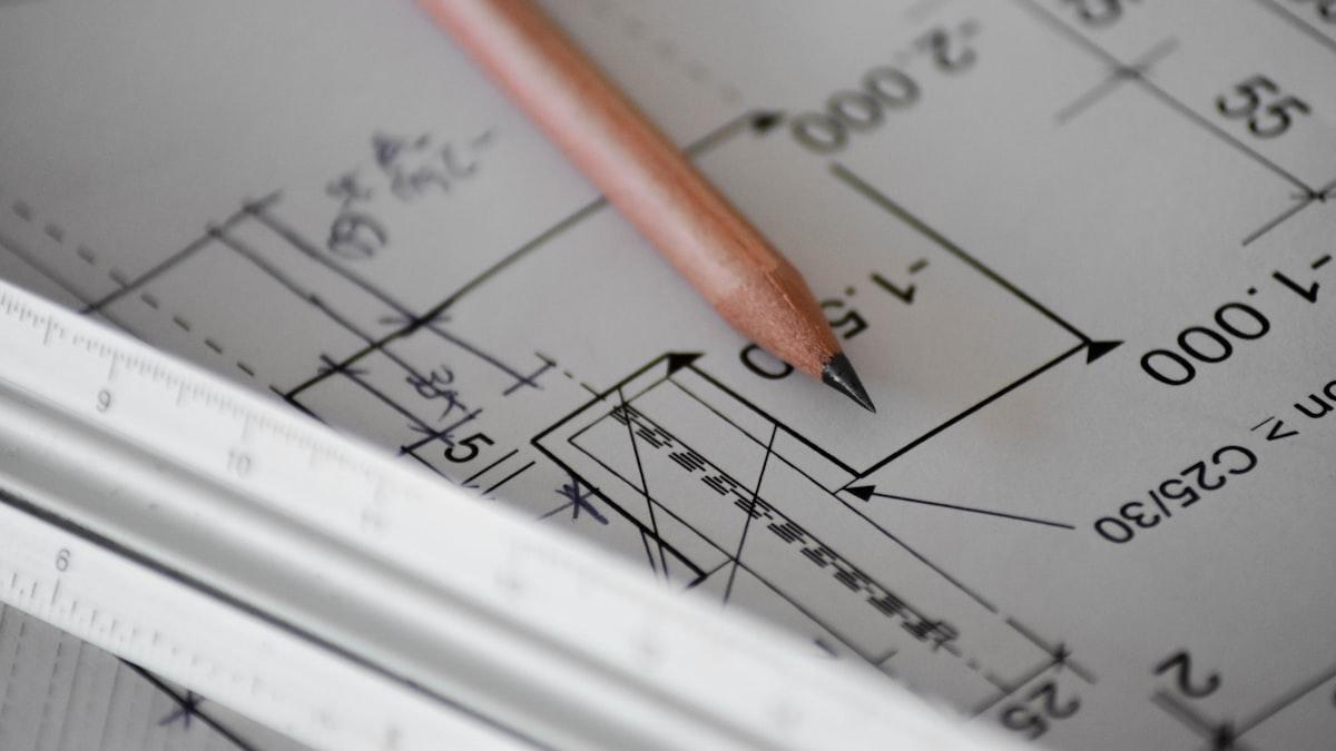 Budgeting a house construction project against drawings and cost estimates