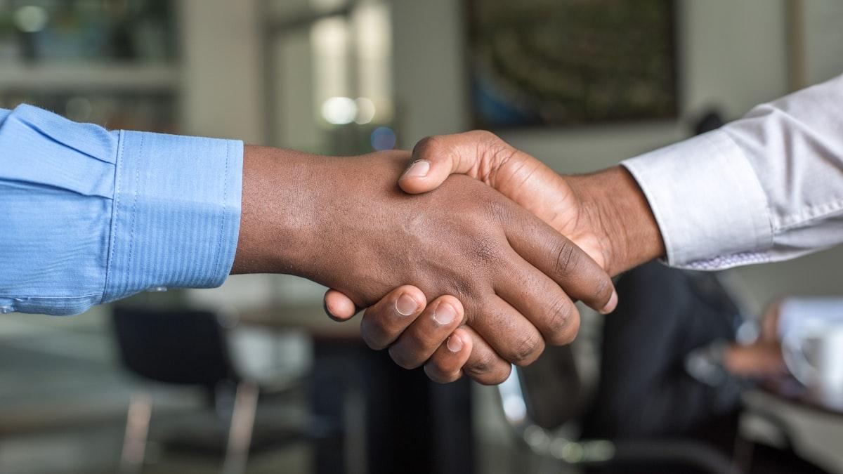 Meeting and agreeing terms with a building contractor before signing